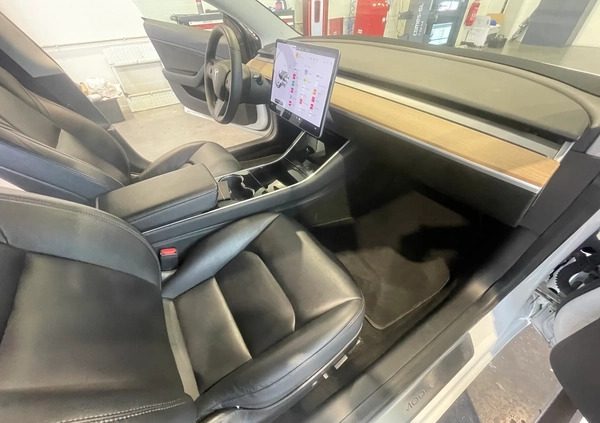 Tesla Model 3 cena 99900 przebieg: 125170, rok produkcji 2019 z Kościan małe 232